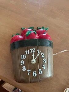 Vintage Spartus Vintage Wall Clock With Apple Basket Design -keeps time accurate - Picture 1 of 6