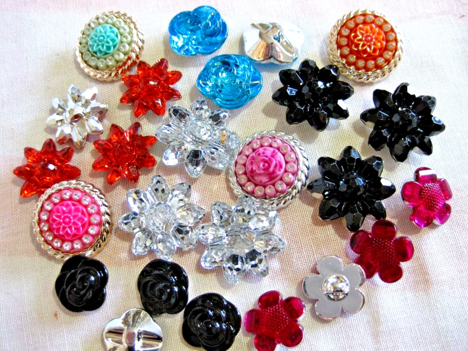 25 Rosen-Blumen-Knöpfe Blüten floral Ösenknöpfe 20-25-30mm Restposten R15 - Bild 1 von 3