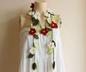 Rot-weißer Lariat Schal - Blumenschal mit grünen Blättern - gehäkelte Lariat Halskette - Bild 1 von 3