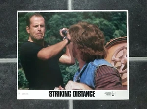 STRIKING DISTANCE Vintage 1993 FIGHTING Movie Film Lobby Card Photo Bruce Willis - Bild 1 von 1