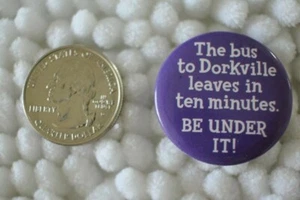 El autobús a Dorkville sale en diez minutos Be Under It Pinback botón #28932 - Imagen 1 de 2