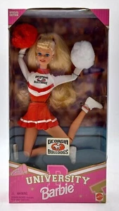1996 Georgia Bulldogs University Cheerleader Barbie Puppe / Mattel 17192, NrfB - Bild 1 von 9