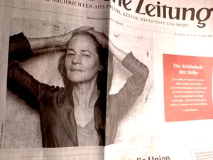 CHARLOTTE RAMPLING ÜBER ZEIT MIT HELMUT NEWTON, PETER LINDBERGH v. '25 (l - Picture 1 of 3