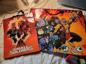 DreamWorks Small Soldiers Attack sacchetto regalo 13"x4"x10,3/8" + sacchetto più piccolo NUOVO RARO - Foto 1 di 12