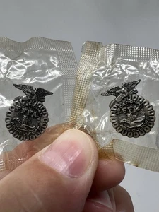 De colección Nos FFA Agricultura Profesional Sombrero Solapa Chaqueta Tornillo y Pin Insignia 2 Piezas Mérito - Imagen 1 de 16