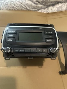 2017 - 2018 Kia Forte5 OEM AM FM SAT Radio CD Player Receiver - Foto 1 di 11