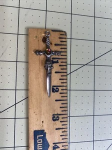 Hecho en EE. UU. Dije de Peltre con Espada Colgante Cristal con Cara de Calavera - Imagen 1 de 3