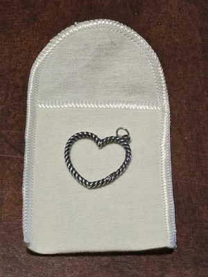 Colgante con dije de corazón de plata esterlina James Avery Foto 1 de 3