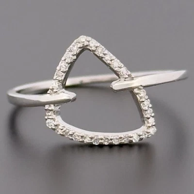 Anillo ligero con racimo de diamantes de oro blanco de 9 quilates L, L 1/2, M 1/2, O, O 1/2 Foto 1 de 4