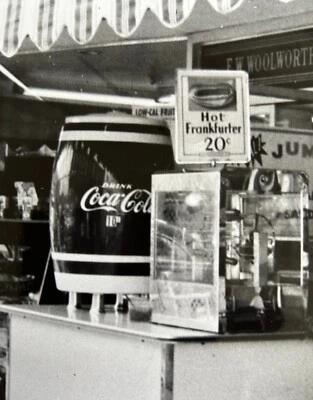 Dispensador de barril de Coca-Cola Woolworth da década de 1950 cones de neve foto original - Imagem 1 de 4