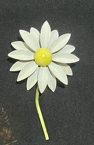 Spilla vintage MCM Flower Power bianco oro giallo margherita metallo smaltato 3,5” - Foto 1 di 6