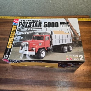 International Paystar 5000 Dump Truck AMT 1:25 Model Kit 31007 Sealed - Picture 1 of 7