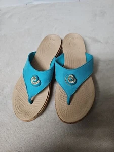 Crocs Damen A-Leigh Keilabsatz Sandalen Riemen 8 türkis Kork Strasssteine mit Schmucksteinen - Bild 1 von 6