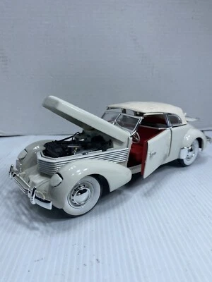 1/18 Signature 1936 Cord Supercharged Metal Diecast Model Car White Red Interior - Image 1 of 4