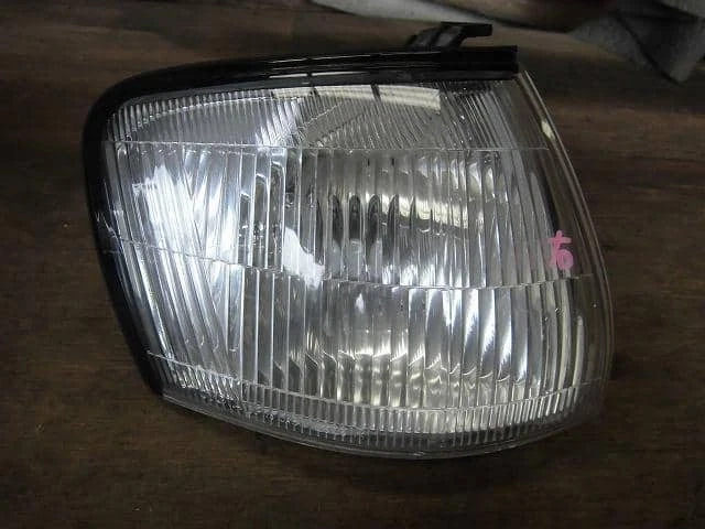 TOYOTA Crown 1993 E-JZS143 Right Side Marker Light [Used] [PA67478570] - Image 1 of 1