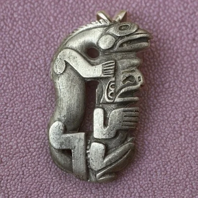 "Figura animal y humana con diseño de tótem estilo tribal colgante de peltre vintage de 2""" Foto 1 de 4