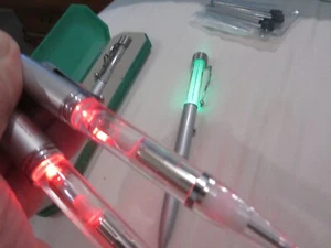 STAR TREK ~ THE EXPERIENCE ~ FOUR COLLECTIBLE PENS ~ 2003 /5 ~ 4 WRITE, 3 LIGHT - Imagen 1 de 8