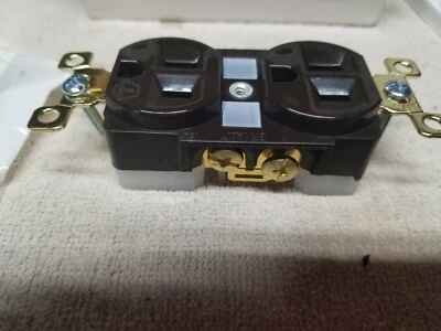 BRYANT BRY5262 DUPLEX RECEPTACLE - 15A - 125V - NEW - BOX OF 10 - MADE IN CHINA - Image 1 of 4