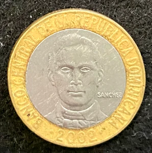 Dominican Republic 5 Pesos 2002 BI-METALLIC Circulated World Coin - Picture 1 of 2
