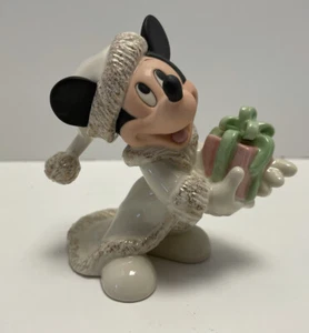 Estatuilla de Navidad con Mickey Mouse de Lenox Disney Showcase de 4 - Imagen 1 de 6