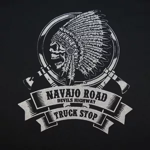 Nuova MAGLIETTA NAVAJO ROAD DEVILS AUTOWAY TRUCK STOP AMERICAN INDIAN TESCHIO TRUCKER - Foto 1 di 2