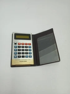 Calcolatrice LCD vintage Toshiba modello LC-830 con custodia PER RICAMBI O RIPARAZIONE  - Foto 1 di 10