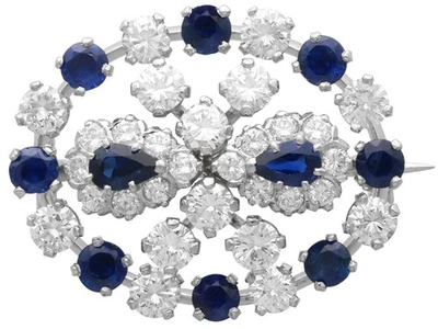 Broche de oro blanco de 18 quilates con zafiro de 3,50 quilates y diamantes de 4,42 quilates vintage alrededor de 1980 Foto 1 de 4