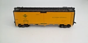 Athearn HO Scale 40' Illinois Central 50300 Plug Door Reefer with kadees - Picture 1 of 6