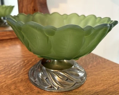 Cuenco pedestal de compota de loto de vidrio esmerilado verde vintage con soporte de metal ornamentado 9" Foto 1 de 4