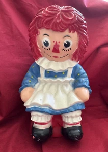 Banco de monedas de plástico duro vintage Raggedy Ann 1972 Robbs Merrill Co My Toy Co. - Imagen 1 de 8