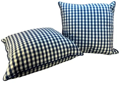 Juego de 2 almohadas de guinga azul y blanco Calvin Klein relleno de plumas de pato 20"x20" Foto 1 de 4