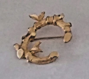 SARAH COVENTRY ANSTECKNADEL BROSCHÜRE GOLDFARBEN BAMBUS BUCHSTABE "C" - Bild 1 von 2