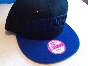 Cappello blu Victorias Secret ROSA Flat Bill UK Kentucky nuovo con etichette con licenza Snap Back - Foto 1 di 4