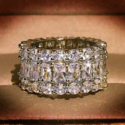 Anillo de compromiso de diamantes de corte baguette de 4 quilates enchapado en oro blanco de 14 quilates Foto 1 de 4