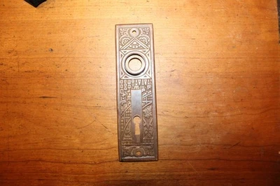 Antique Single Keyhole Entry Corbin Ceylon B-11400 Cast Bronze Escutcheon S-58 - Image 1 of 4