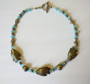 Collana perle metallo bronzo chiaro e pesci perle azzurre chiusura a levetta nautica - Foto 1 di 7
