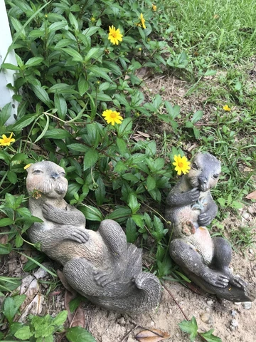 LARGE WEATHERED ENGLISH ANTIQUE CEMENT/CONCRETE GARDEN POND OTTERS PAIR STATUE Cover