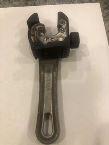 Ridgid 118 2-in-1 Close Quarters AUTOFEED 1/4 in.-1-1/8 in. Metal Tubing Cutter - Picture 1 of 7