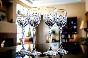Juego de 4 vasos cordiales vintage de cristal grabado de 7 1/4" con diseño de molinete - Imagen 1 de 5