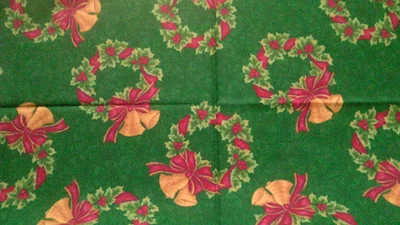 Tela Marcus Bros "Corona y Campanas" Cinta Fucsia y Bayas Campanas Doradas $2.25 Foto 1 de 3