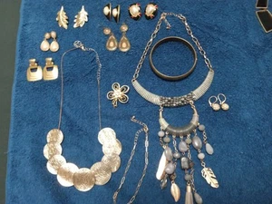 Jewelry (Lot Of 12 Pieces) Imatation Gold & Pearls) - Picture 1 of 7