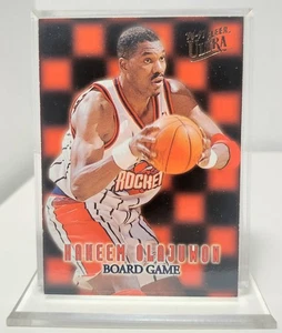 1996-97 Fleer Ultra Hakeem Olajuwon Brettspiel #13 Houston Rockets HOF - Bild 1 von 2