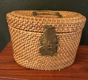 Cesta de Té TEJIDA MIMBRE CHINA Vintage Ceremonial Latón Metal Manijas/Cierre  - Imagen 1 de 12