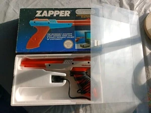 Pistola Zapper Nintendo Nes en caja con caja protectora de pantalla nueva - Imagen 1 de 16