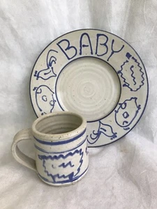UNBENUTZT HANDWERK STUDIO KUNST KERAMIK SIGNIERT BABY TELLER TASSE BAUERNHOFTIERE BLAU WEISS - Bild 1 von 9