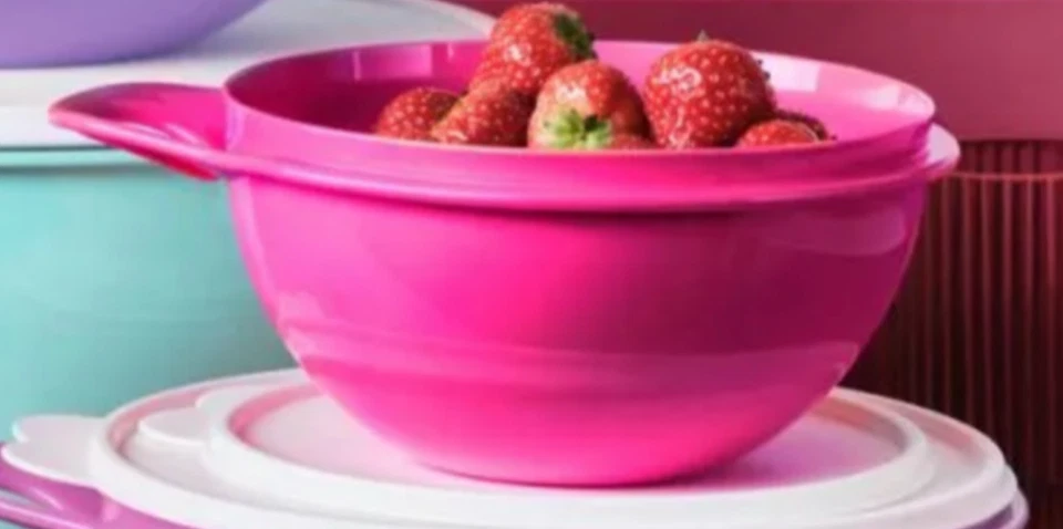 Tupperware Thatsa Bowl Rare 6 Cup Pink w/ White Liquid Tight Seal New - Image 1 of 1