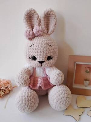 针织兔子带服装手工兔子钩针娃娃有机手工兔子礼物。 — 第 1/4 张图片