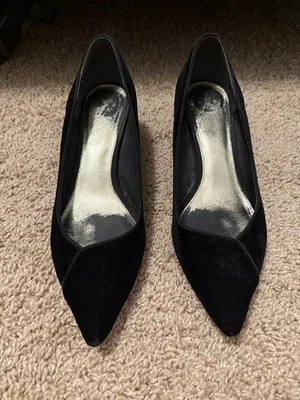 Adrianna Papell | Zapatos de tacón de tacón de terciopelo negro con detalle dorado | Talla 8,5 Foto 1 de 4