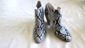 BRANDNEU VINCE CAMITO FAMHIDA 8M LEDER SCHLANGENMUSTER BLOCKABSATZ STIEFELETTEN - Bild 1 von 21