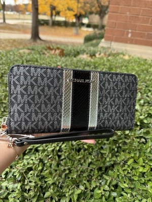 Cartera de viaje Michael Kors Jet Set LG Continental MK a rayas centrales negra multi Foto 1 de 4